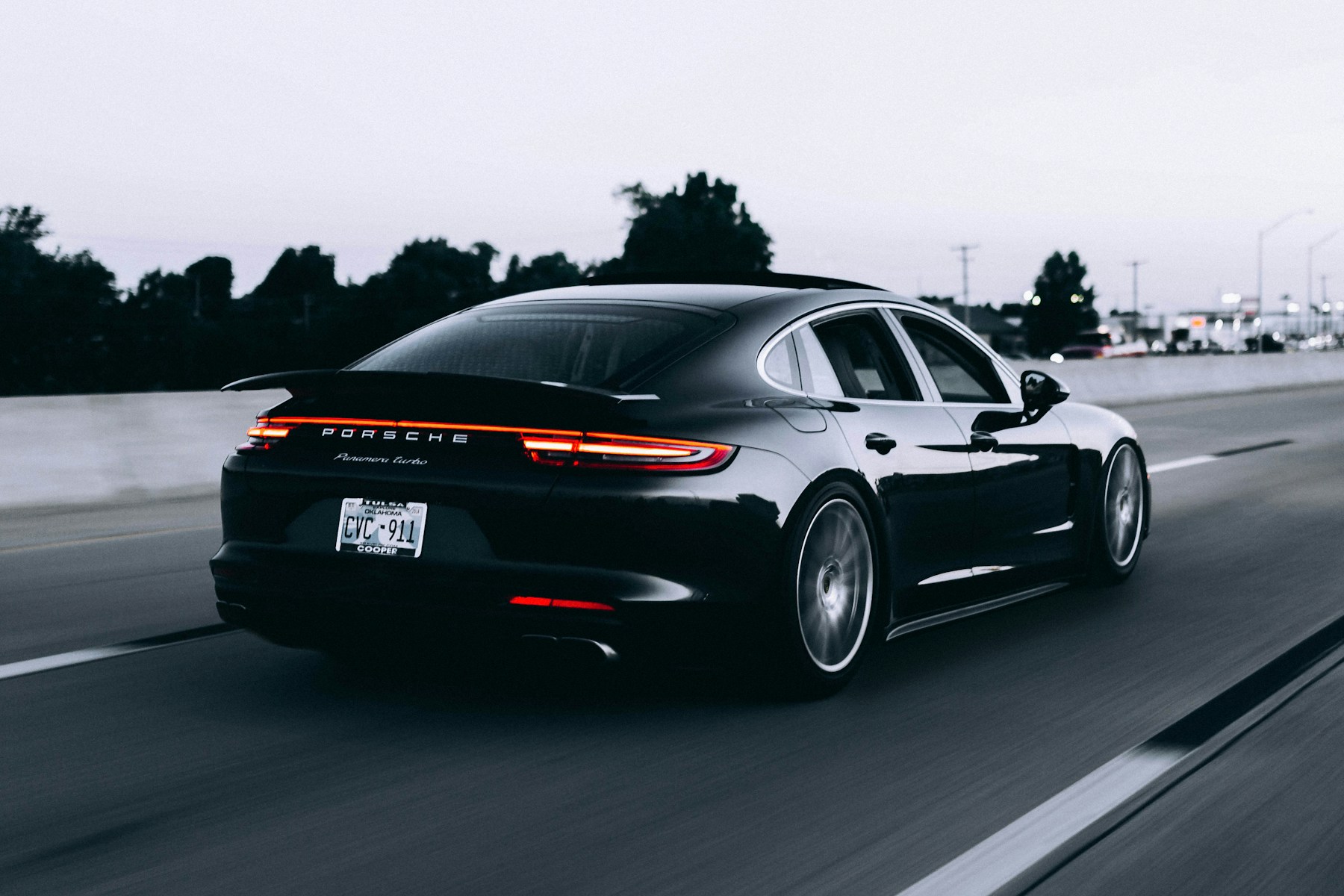 Porsche Panamera sur la route, photo animée